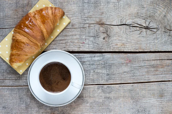 Tasse Kaffee und Croissant — Stockfoto