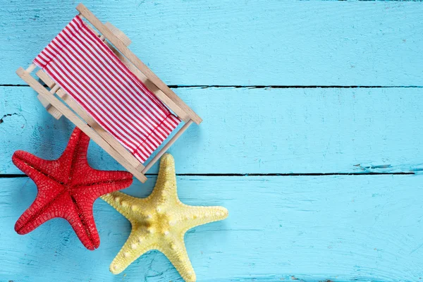 Starfishes na modré dřevěné pozadí — Stock fotografie