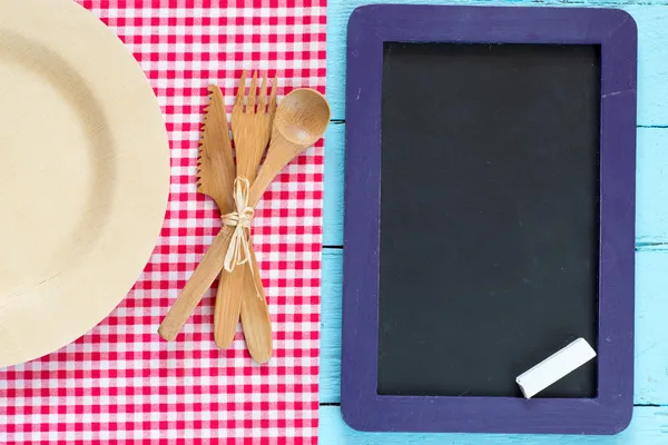 Blackboard op houten oppervlak — Stockfoto