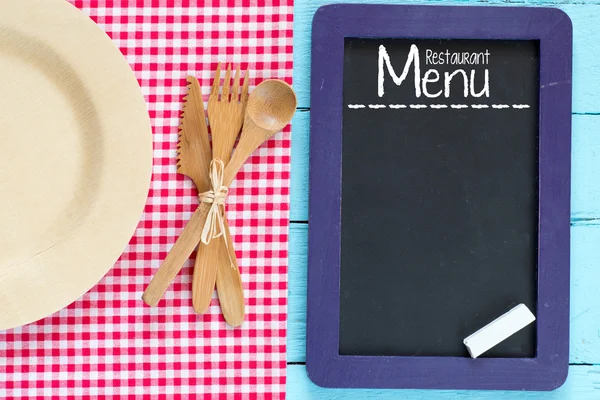 Pizarra con letrero de menú en superficie de madera — Foto de Stock