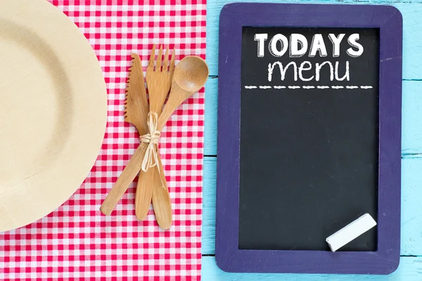 Krijtbord met menu ondertekenen op houten oppervlak — Stockfoto