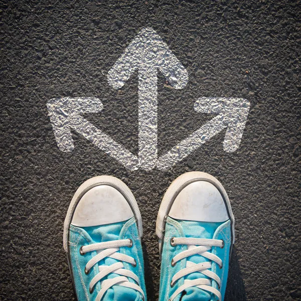 çizilmiş yön okları ile erkek spor ayakkabı