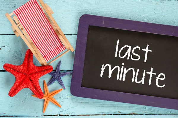 Last-minute teken op blackboard — Stockfoto