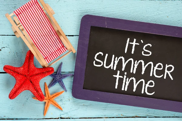 Krijtbord met tekst is het zomertijd — Stockfoto