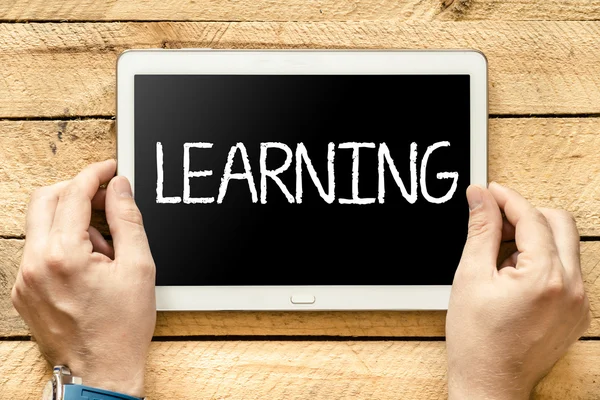 Tablet pc with text "Learning" — Stock Photo, Image