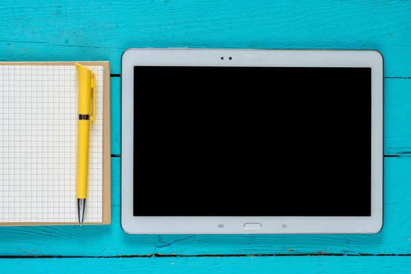 Tablet with blank screen and notepad — Stock Photo, Image
