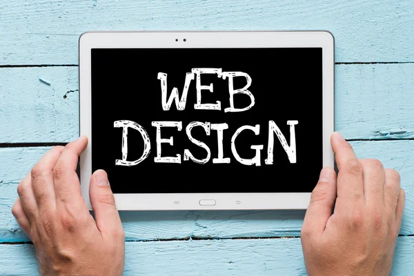 Mani tenere tablet PC con testo web design — Foto Stock