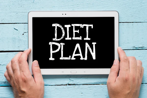 Handen houden tablet pc met tekst "dieetplan" — Stockfoto
