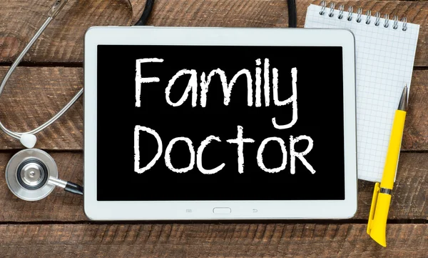 Tablet pc z słowa lekarza rodzinnego i stetoskop — Zdjęcie stockowe