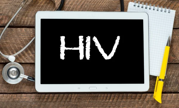 Tablet PC kelime ile HIV ve stetoskop — Stok fotoğraf