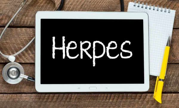 Parola di herpes su tablet pc con stetoscopio — Foto Stock