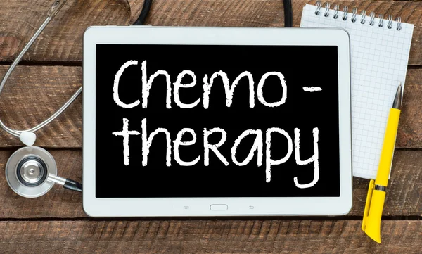 Palavra de quimioterapia no PC tablet com estetoscópio — Fotografia de Stock