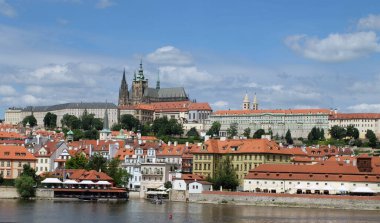 Prag, Çek Cumhuriyeti. Hradcany, tarihinin her döneminden kiliseler, şapeller, salonlar ve kuleler ile Praha Kalesi'dir..