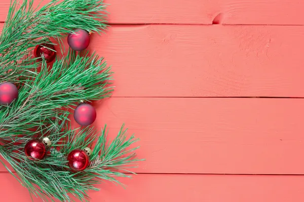 Branches de sapin sur un vieux fond en bois — Photo