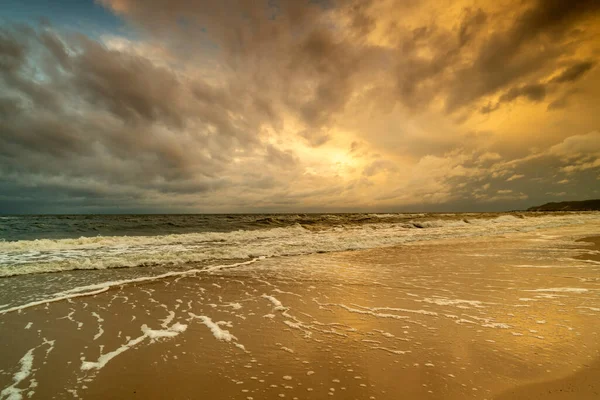 Bulutlu Bir Günde Denizden Gelen Doğal Manzara — Stok fotoğraf