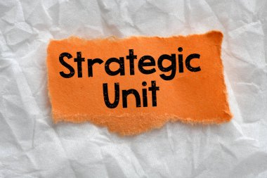 STRATEJİK BİRİM Sözleri küçük bir kağıt parçası üzerinde.