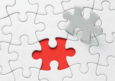 Kırmızı arka planda kırmızı yapboz parçaları. Alan ve iş konseptini kopyala