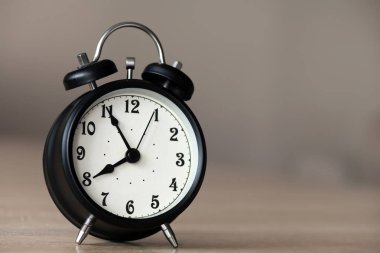 Siyah alarmlı saat Sabah vakti