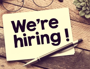 Beyaz bir çarşaf ve ahşap bir zemine yazılmış kelimeleri kiralıyoruz. İş dünyasında kavram.