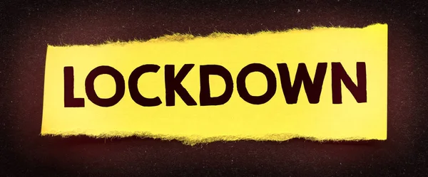 Lockdown Scritto Piccola Carta Gialla Sfondo Nero — Foto Stock