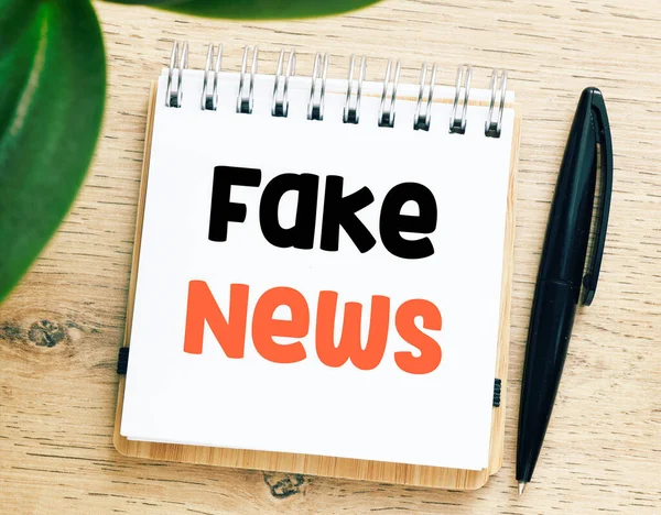 Falsificar Notícias Texto Fake News Página Bloco Notas Branco Mesa — Fotografia de Stock