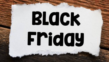 Bir kağıt parçasına yazılmış Kara Cuma kelimeleri. Mağazalarda terfi ve satış zamanı..