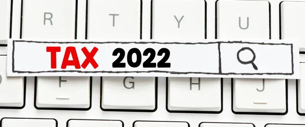 Tax 2022 Woorden Zijn Geschreven Een Klein Stukje Papier Geplaatst — Stockfoto