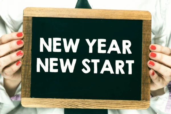 New Year New Start Worte Auf Einer Kreidetafel — Stockfoto