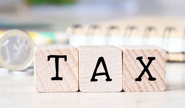 Tax Texto Sobre Cubos Madera Fondo Madera Concepto Negocio Fiscal — Foto de Stock