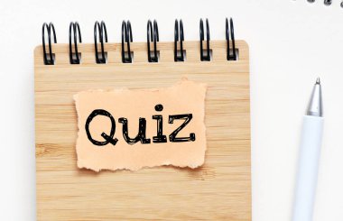 QuinZ kelimesi bir ofis defterine yazılmış küçük bir kağıt parçasına yazılmış. İş dünyasında kavram. 