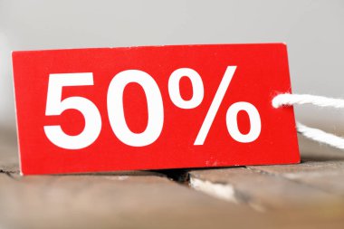 % 50 kırmızı etiket, terfi, satış veya ikramiye. İş kavramı.