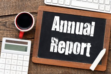 Tahtaya yazılmış ANNUAL REPORT sözcükleri.