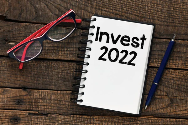 Zainwestuj 2022 Słowa Zapisane Notatniku Biurowym Pojęcie Przedsiębiorstwa — Zdjęcie stockowe