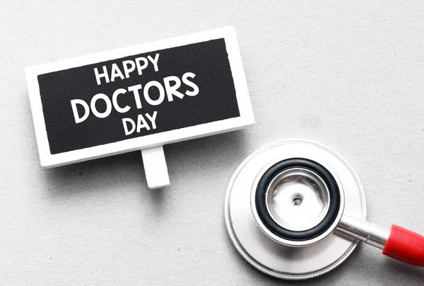 Steteskopun Yanında Küçük Bir Karatahta Mutlu Doktorlar Günü Kavramı — Stok fotoğraf