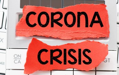CORONA CRISIS kelimeler küçük kırmızı kağıt sayfaları üzerinde.