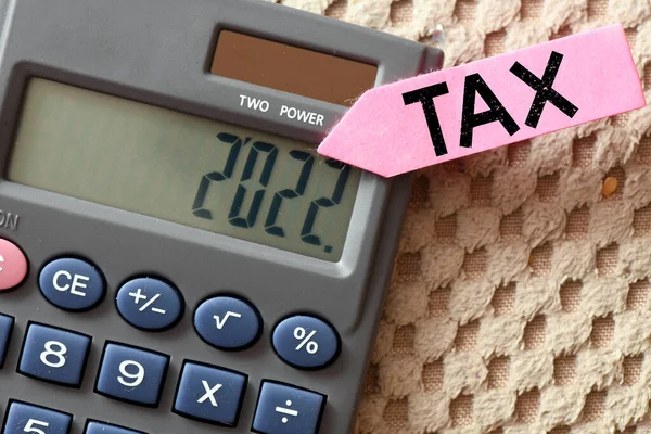 Tax Woord Een Klein Roze Blad Een Rekenmachine Tijd Voor — Stockfoto