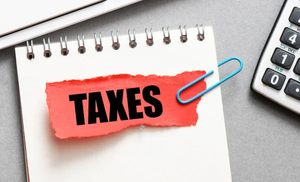 Taxes Een Rood Vel Papier Concept Voor Het Bedrijfsleven — Stockfoto