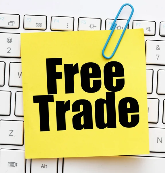 Free Trade Wort Auf Einem Gelben Blatt Papier Auf Einer — Stockfoto