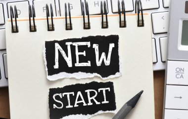 Küçük siyah kağıtlar üzerinde yeni sözlere başla