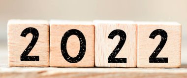 Hoş geldiniz 2022 Ahşap harflerle düzenlenmiş