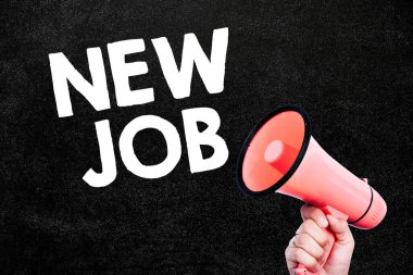 Siyah tebeşir tahtasında yeni iş sözcükleri.