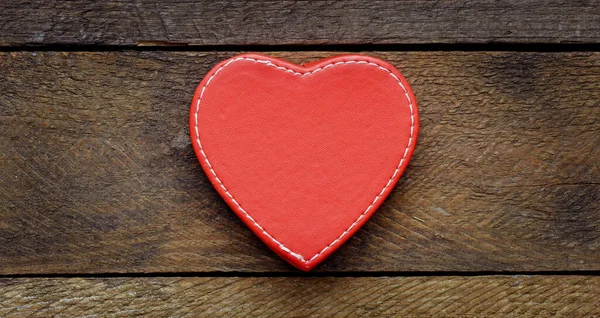 Rood Hart Een Houten Tafel — Stockfoto