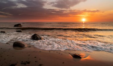Deniz kenarında gün batımı. Gün batımında doğa ve doğa manzarası.
