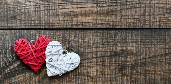 Corazón Blanco Rojo Sobre Fondo Madera —  Fotos de Stock