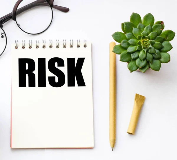 Słowo Risk Notatniku Biurowym — Zdjęcie stockowe