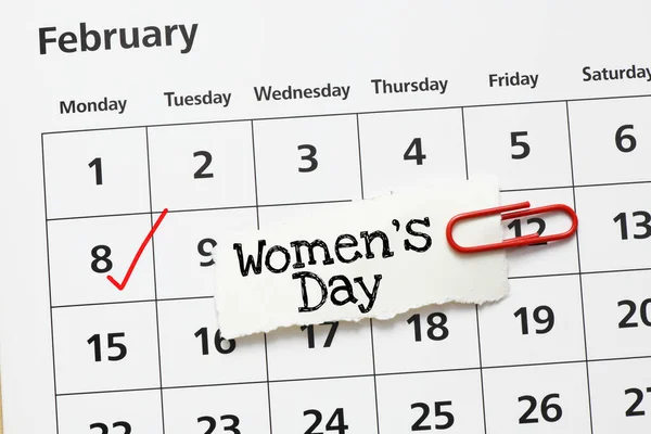 女性の日の言葉は カレンダーに置かれた紙に書かれています 3月8日女の日 — ストック写真