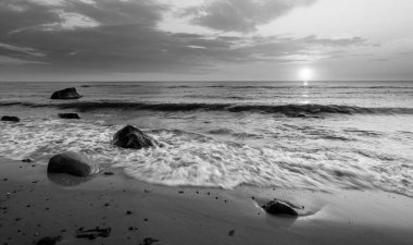 Deniz kenarında gün batımı. Gün batımında doğa ve doğa manzarası.