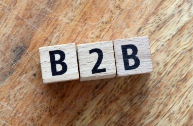 Tahta bloklardan dizilmiş B2B kelimesi.