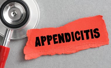 Steteskopun yanındaki küçük bir kağıt parçasında APPENDICITIS kelimesi.