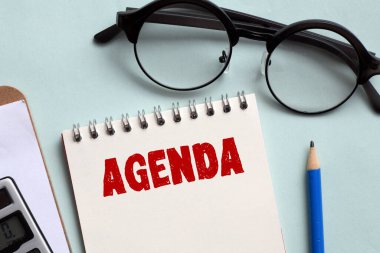 Ofis defterine yazılmış AGENDA sözcüğü.